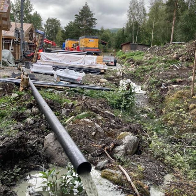Rør med vann ved en skog